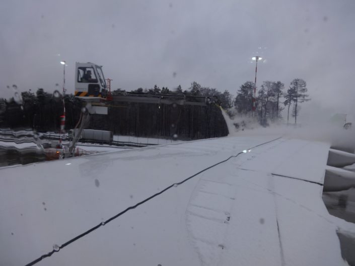 Déneigement des ailes avant décollage